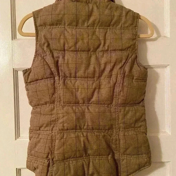 Tommy Hilfiger quilted vest for cold weather. - Picture 3 of 6